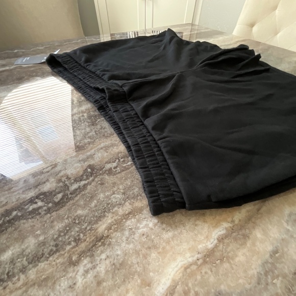 NWT Men Size XXL Gap GapFit Tech Black Moisture Wick Sweat Shorts W/ Pockets - Picture 2 of 2